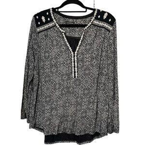 Lucky Brand size XL black & white print v- neck blouse